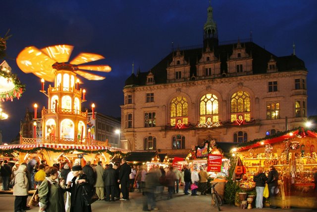 Weihnachtsmarkt mit Glühweinpyramide