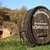 Willkommensschild am Eingang des Weinbauorts Höhnstedt mit einem großen Holzfass, das den Namen „Weinbauort Höhnstedt“ trägt.