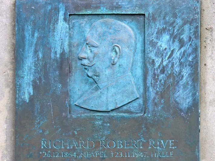 Gedenktafel mit Porträt von Richard Robert Rive, geboren am 25. Dezember 1854 in Basel, gestorben am 12. Mai 1935 in Paris.