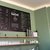 Zwei schwarze Schilder zeigen das Café „bebel“ mit Speise- und Getränkekarte inklusive Preisen. Daneben Regal mit verschiedenen Milchalternativen und Kaffeezubereitungsutensilien.